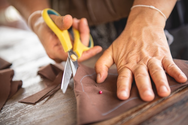 裁縫道具と女性の手縫い生地