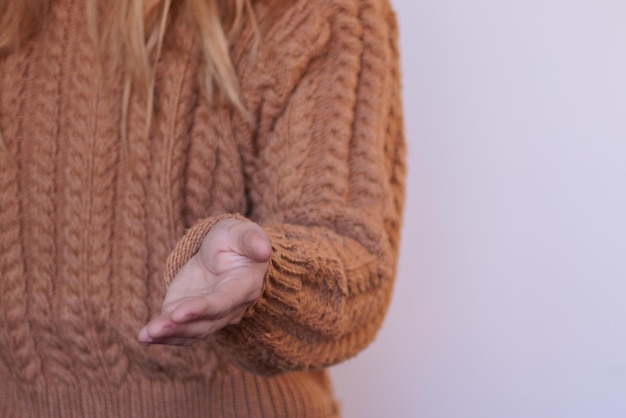 La mano della donna ferma gli abusi su sfondo bianco