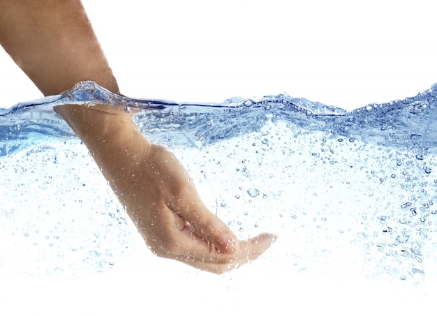 La mano della donna che prende l'acqua.