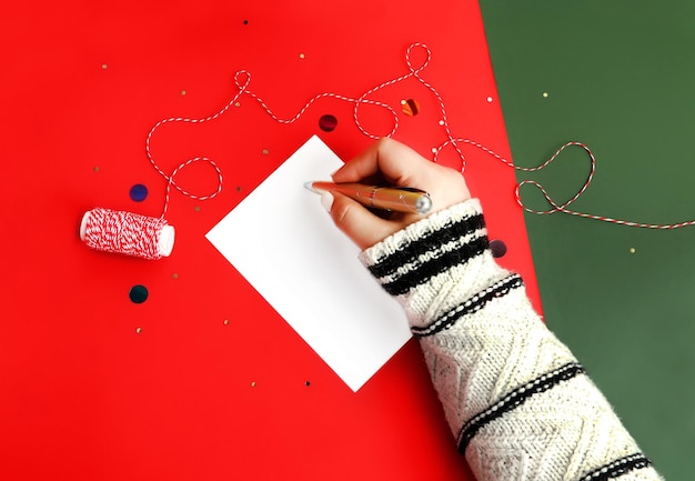 Foto scrittura a mano della donna su un foglio bianco idea di elenco di obiettiviobiettivi o routine diversaelenco delle cose da fare