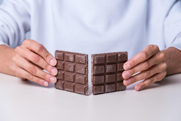 チョコレートを割る女性の手