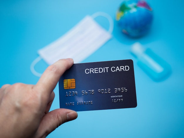 Foto le mani della donna tengono la carta di credito