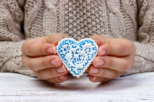 Photo woman's hands holding a cookies. holiday cookies