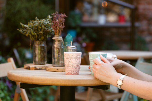 一杯のコーヒーを保持している女性の手