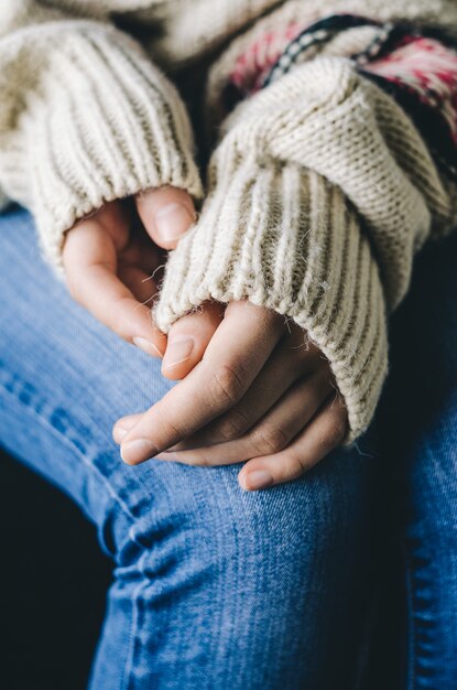 Фото Женские руки в свитере