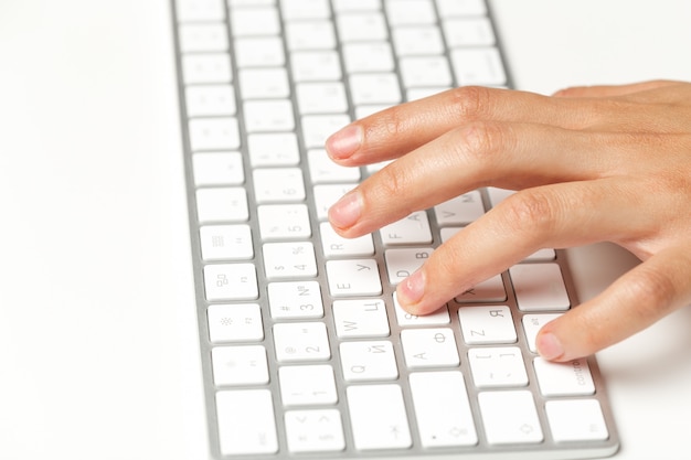 Foto le mani della donna su una tastiera