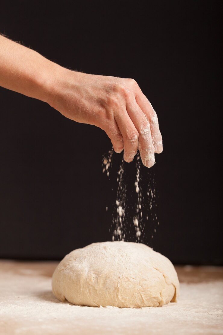 Photo woman's hands knead the dough close up
