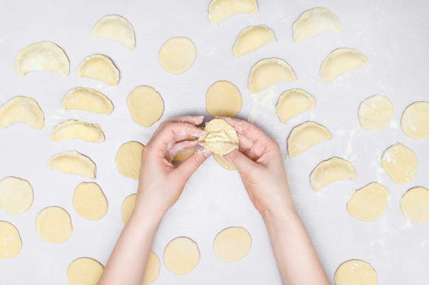 Le mani della donna fanno i ravioli