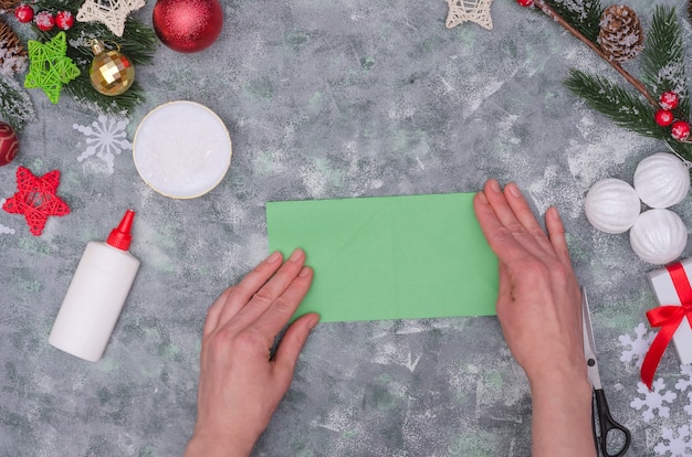 クリスマスの工芸品の装飾を作る女性の手