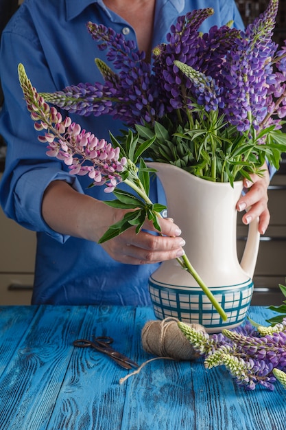 Woman's hands stying together a bouquet