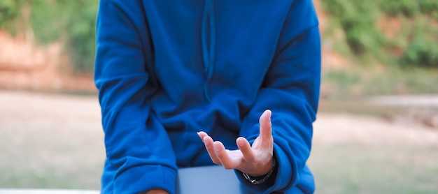 Photo woman's hands supporting something on a notebook suitable for making infographics