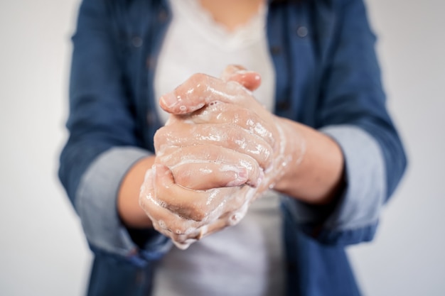 写真 石鹸で手を洗う女性の手。