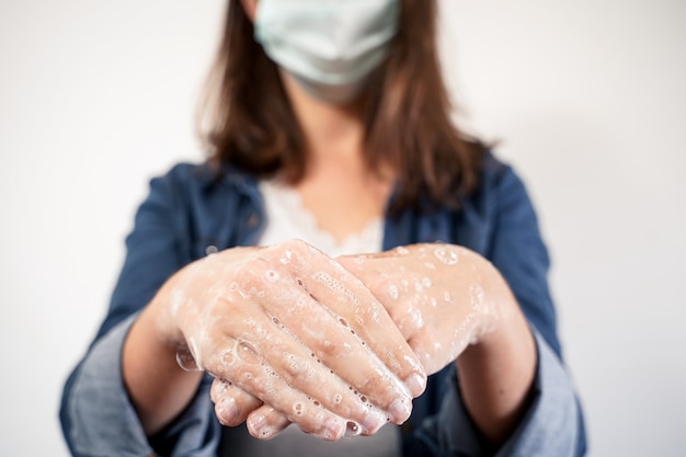 Foto le mani della donna che si lavano le mani con sapone.