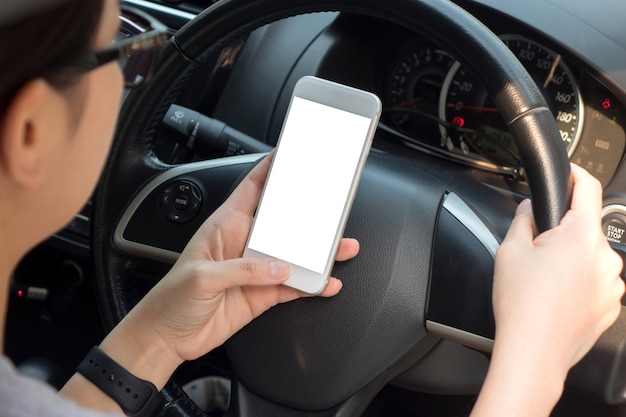 женщина держит пустой экран смартфона внутри автомобиля
