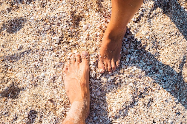 浜辺の女性と男性の足