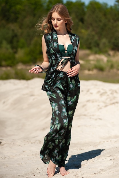 Photo woman on the sand beach