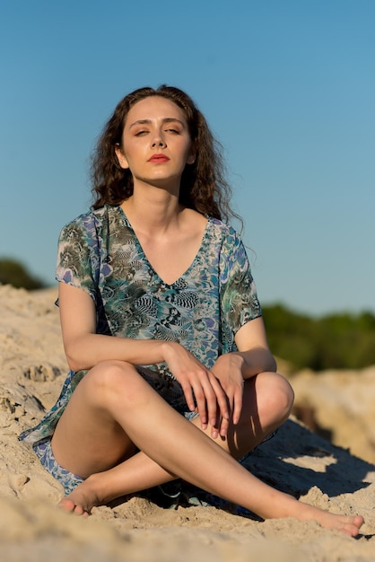 Photo woman on the sand beach