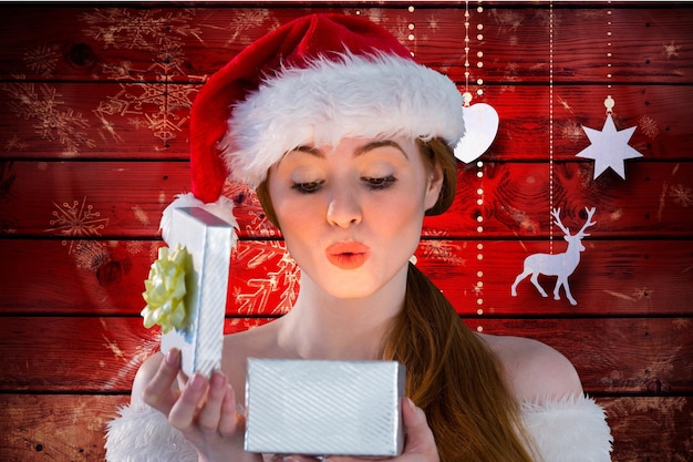 Photo woman in santa hat looking at christmas gift