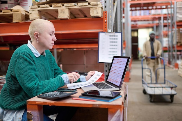 Photo woman scanning barcode of parcels