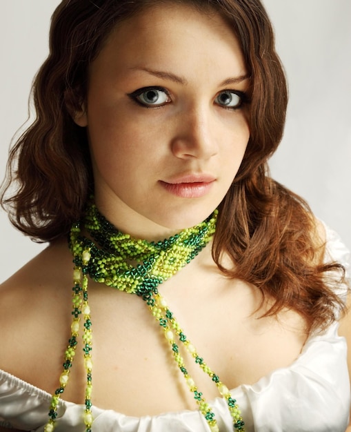 Photo woman in the scarf from the green beads