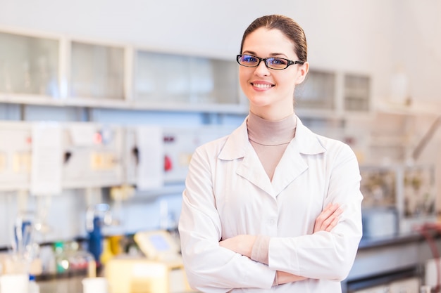 Scienziata in laboratorio