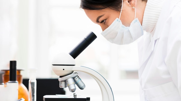 Photo woman scientist with microscope