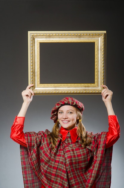 Photo woman in scottish clothing in art concept