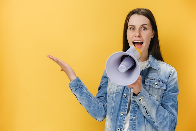 Photo woman screaming in megaphone spreading hands