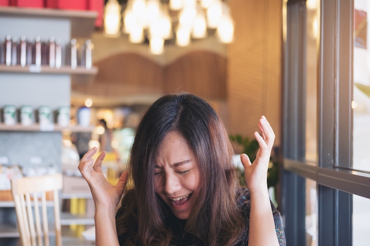 Photo 女性が叫ぶ