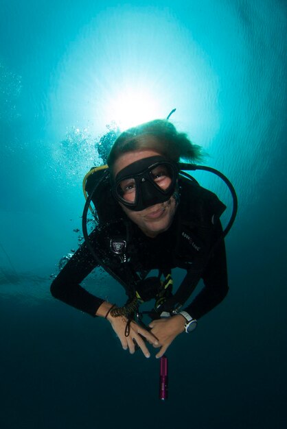 Foto donna che si tuffa in mare