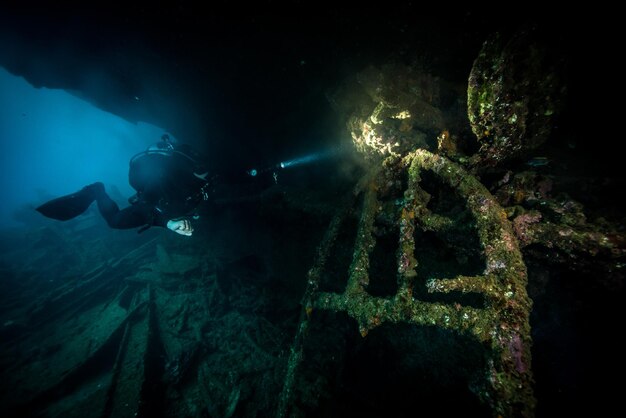 Photo woman scuba diving undersea