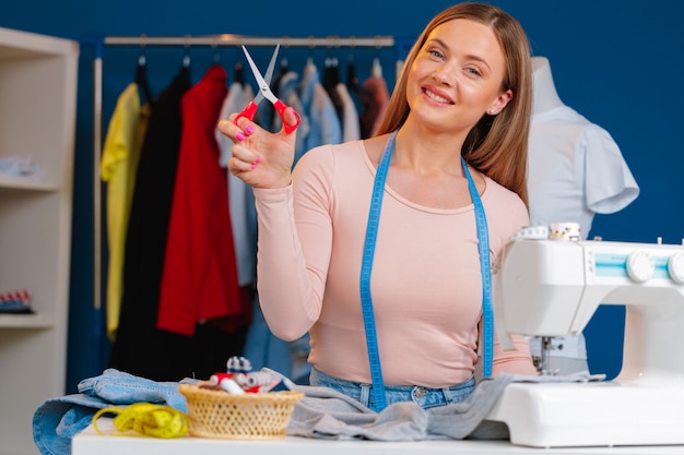 Foto cucitrice della donna che lavora alla fine della fabbrica del tessuto su