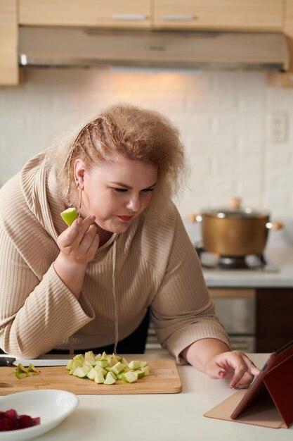 オンラインでレシピを検索している女性