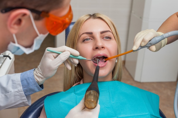 Женщина, обращающаяся к стоматологу