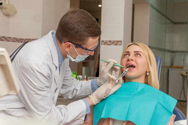 歯科医を見ている女性