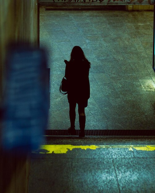 Photo woman seen from behind in the underground passage