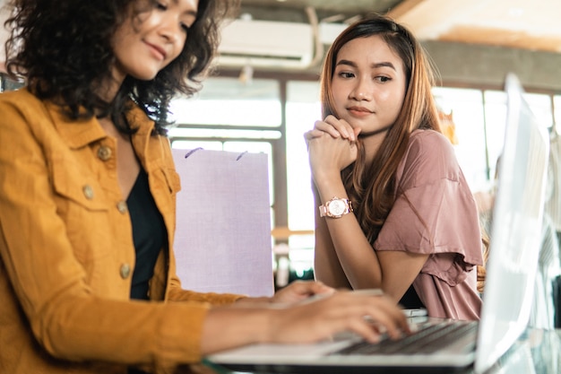 Venditore della donna con il partner che discute nell'officina