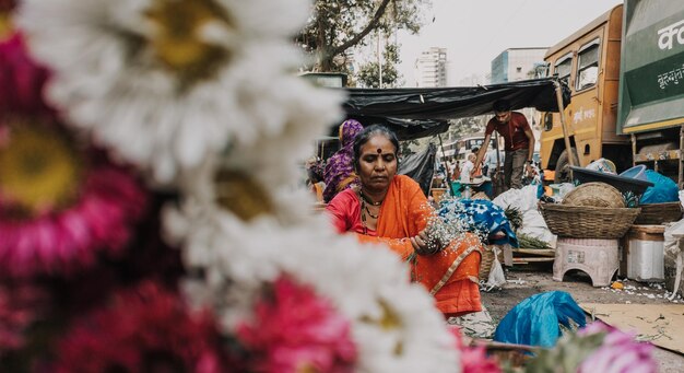 写真 路上で花を売っている女性