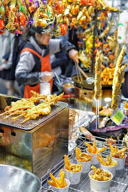 한국 서울의 명동 노천시장에서 해산물을 파는 여성. 선택적 초점