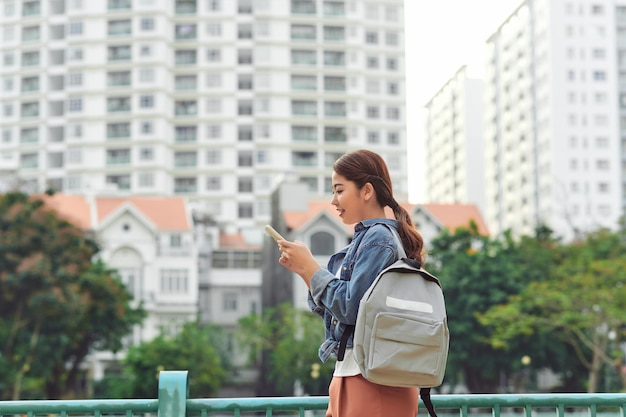 携帯電話でSMSを送信する女性