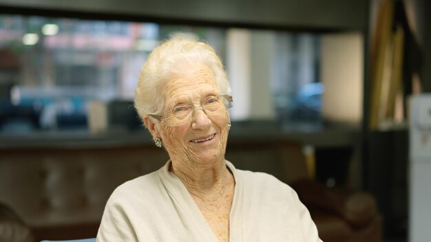 Photo woman senior smiling at camera sitting in a nursing home