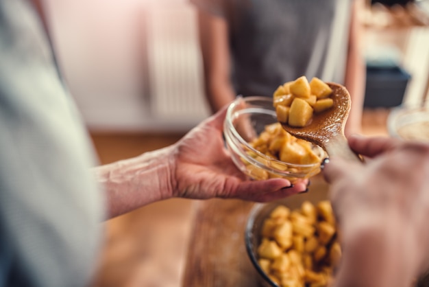 Photo woman serving baked apple with cinnamon