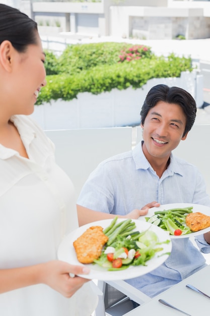 彼女のボーイフレンドの食事を提供する女性