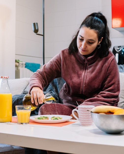 Photo woman serving olive oil