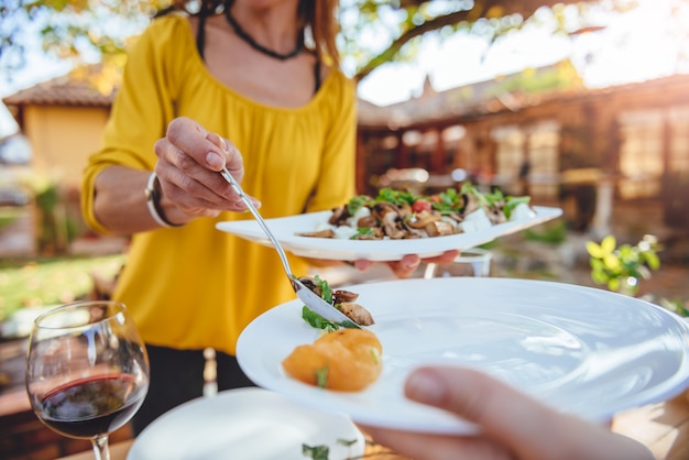 Foto donna che serve insalata