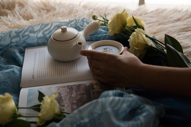 Photo woman serving tea