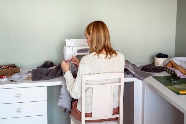 写真 仕立て屋で縫う女性