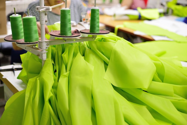 Photo woman sews on the sewing machine