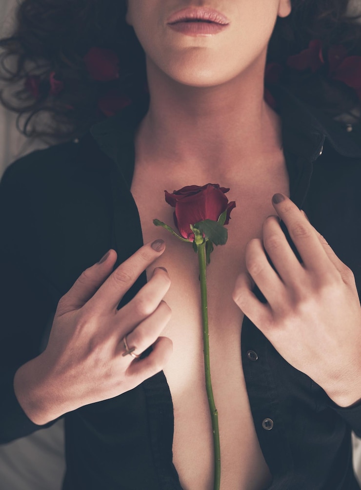 Photo セクシーな女性と胸の花 誘惑的な美しさ 魅力 そしてバレンタインデーに寝室にようこそ 女の子が立ち上がり 感情や魅力的なトップビューでリラックスし ロマンスをするために家に横たわります