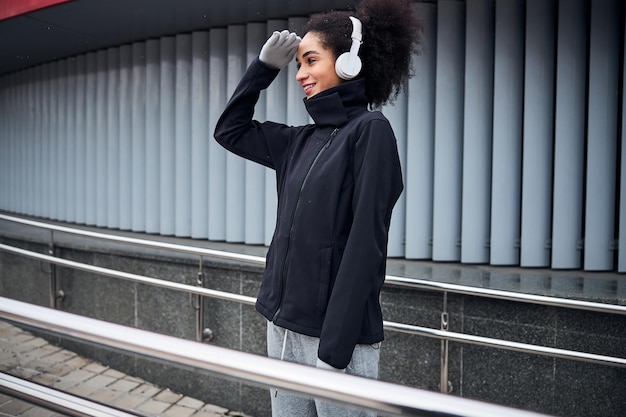 写真 光から目を隠す女性